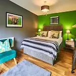Host & Stay - Forest Green Lodge