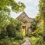 Host & Stay - Summerhill Court Lodges