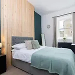 The Stone House - Spacious, Central, Modern