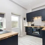 The Stone House - Spacious, Central, Modern