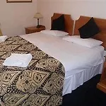 The Queens Head Hotel
