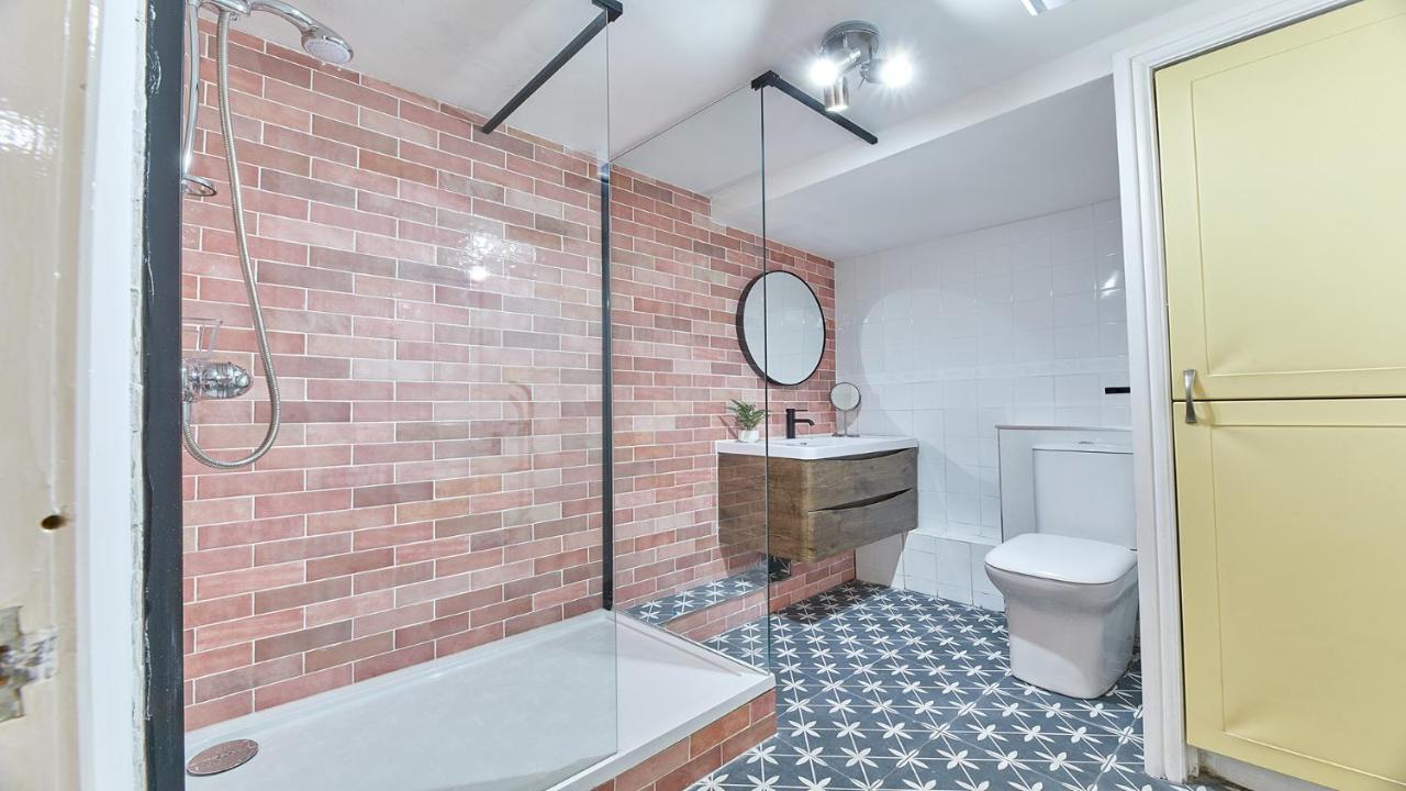 Host & - The Burrow Apartment