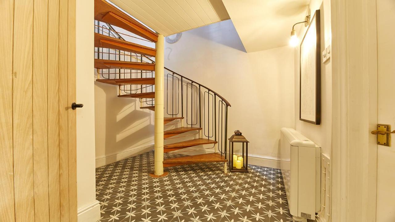 Host & - The Burrow Apartment