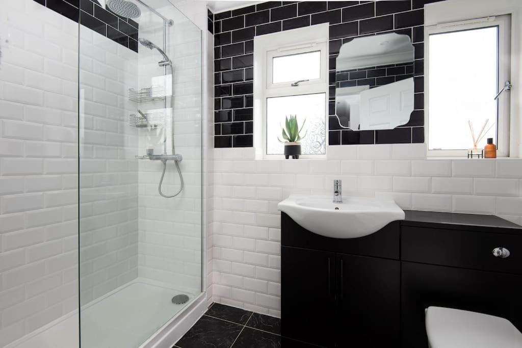 Stylish 5 Bedroom House - Holiday home *