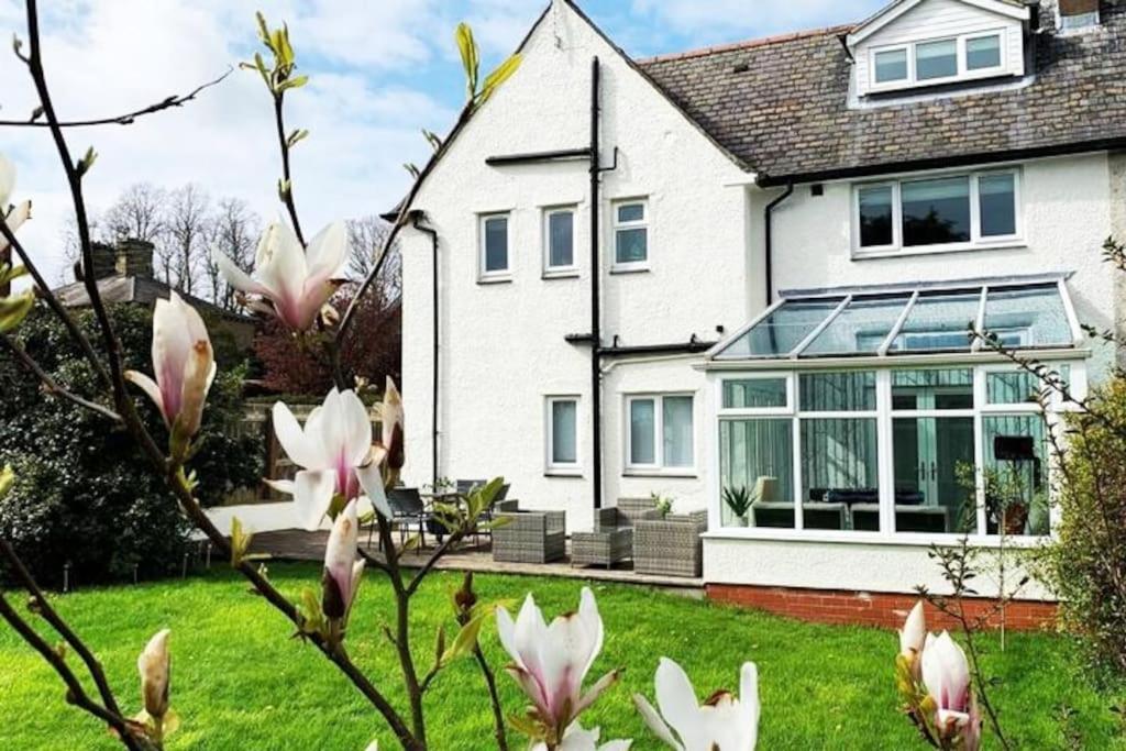 Stylish 5 Bedroom House - Holiday home *