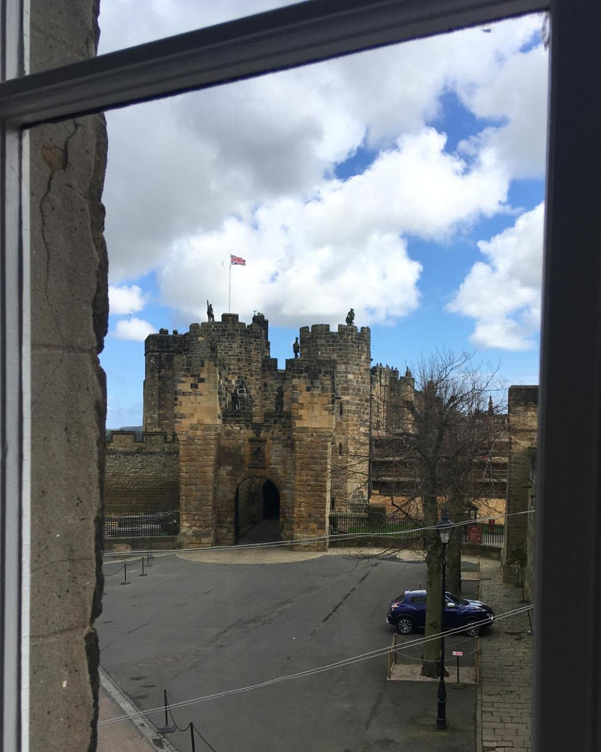 Castle Retreat - Luxury Opposite Castle Apartment