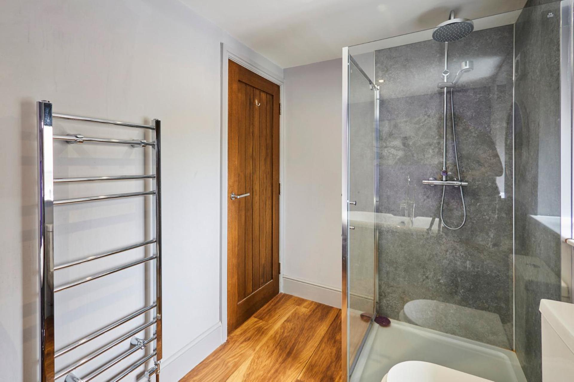 Host & - Narrowgate