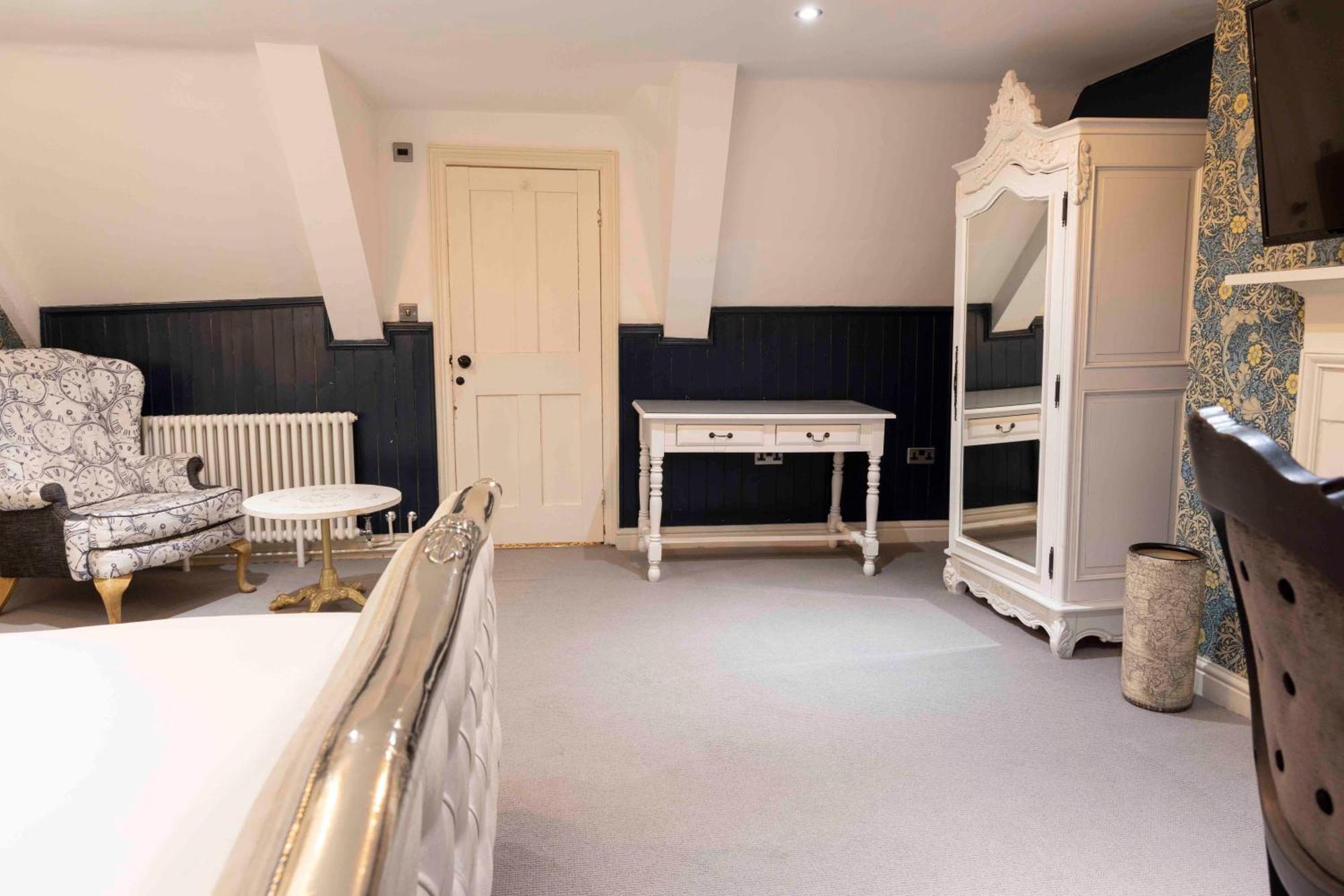 The Dirty Bottles Inn 4*