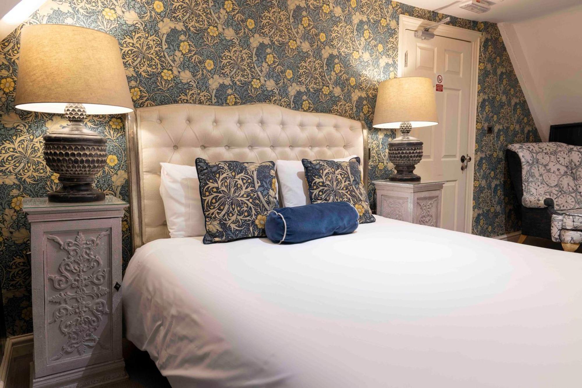 The Dirty Bottles Inn 4*