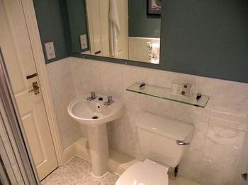 Tate House 4*