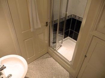 Tate House 4*